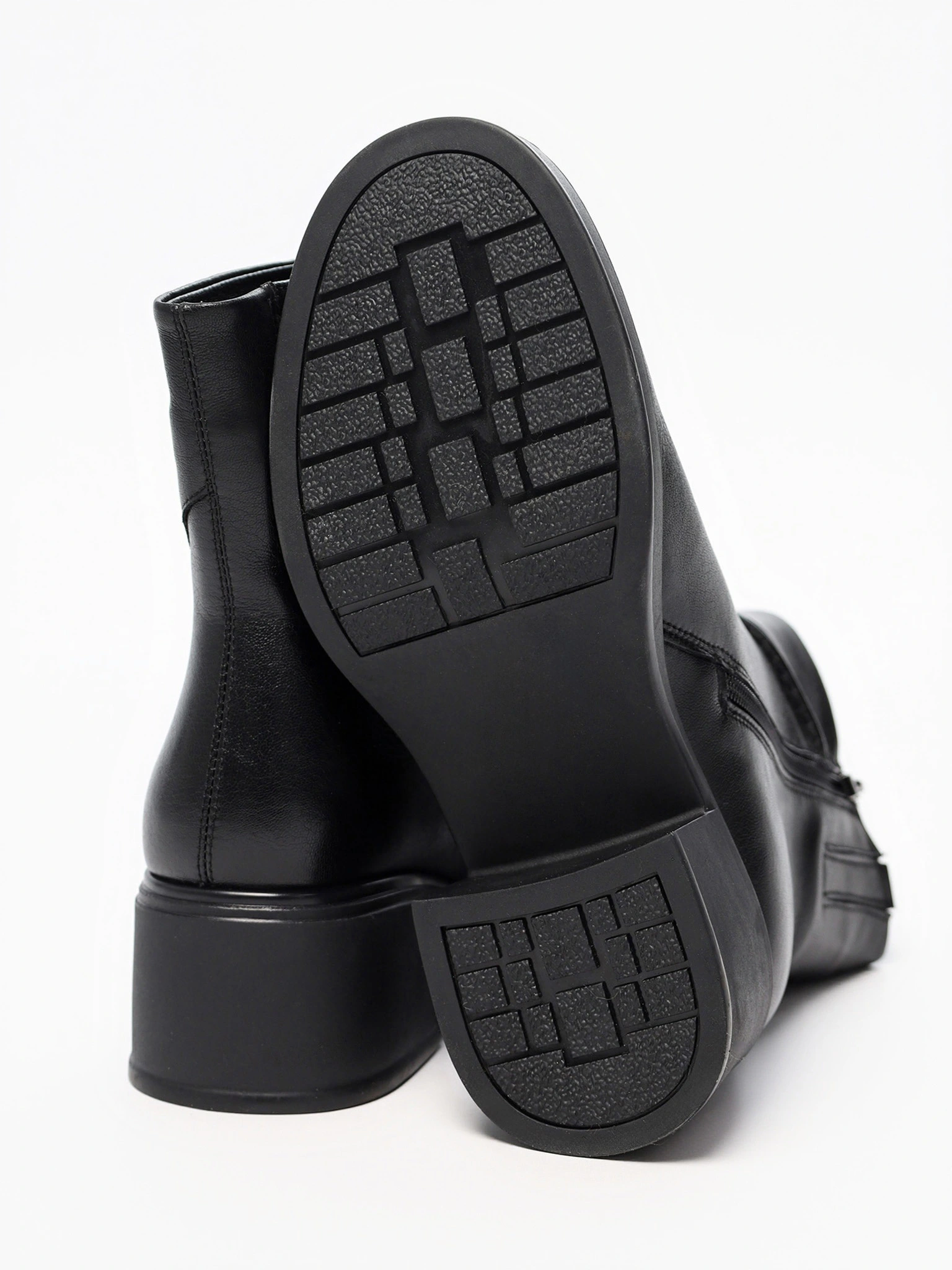 Ботинки черного цвета на высоком широком каблуке